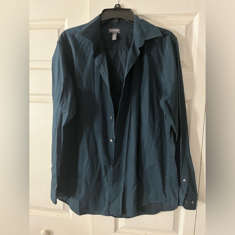 Men’s size medium 15-15 1/2 van heusen button up